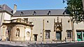 L'hôpital Saint-Nicolas, son portail et l'ancienne fontaine (aujourd'hui Statue de la Vierge)