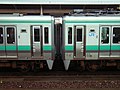 125 series first-batch (left) and third-batch (right) cars coupled together, showing the difference in front-end skirt lengths and window tint