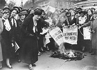 Louise Weiss tare da wasu 'yan takara na Parisiya a cikin 1935. Kanun labaran jaridar ya karanta "Dole ne macen Faransa ta zabe".