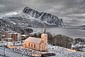 Hyllestad kirke med Lihesten i bakgrunnen