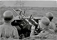 Finnish AA-MG crew in 1942. The soldier in the middle has a Austro-Hungarian M1917 and the others have Hungarian M38 helmets.