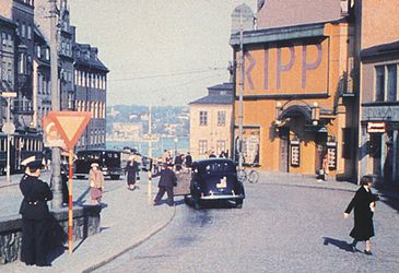 Biografen "Ripp", före detta "Biograf-Palatset" 1938 kort före rivningen för att ge plats åt Södergatan. På högra bilden är samma plats i november 2009 och där Ripp en gång fanns, ligger nu uppfartsrampen från Söderledstunneln. I bakgrunden syns byggnaden för Stadsmuseet i Stockholm.