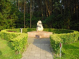 Het oorlogsmonument uit 2000 bij het voormalige werkkamp Molengoot