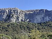 photo de ciel d’été avec rochers, et arbustes