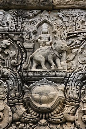 Indra juché sur Airavata. Sculpture khmère au Prasat Ban Phluang (Thaïlande).