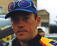 Photographie d'un cycliste avant la course, portant une casquette.