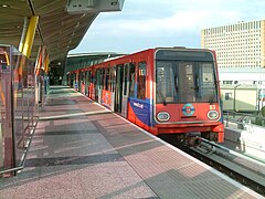 Docklands Light Railway richting Poplar en Lewisham bij Stratford