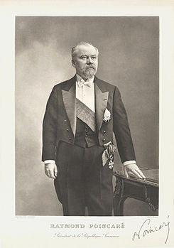 Portrait officiel dédicacé de Raymond Poincaré, président de la République française de 1913 à 1920. (définition réelle 3 964 × 5 642)