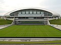 Belar zelai erretiragarria estadioaren kanpoaldean erakusten da