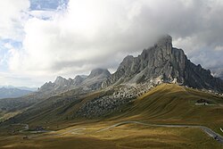 Jižní vstup do průsmyku Giau, v pozadí Monte Nuvolau s vrcholem v oblaku