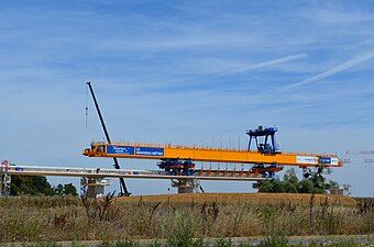 Lanceur permettant de poser le tablier du viaduc, au-dessus des piliers.