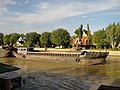 Barge vide, 3 ou 4 mètres au-dessus de la surface de l'eau