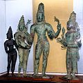 Groupe du mariage de Shiva et Parvati[6]. Vishnu. Temple de Tiruvenkadu, (vers 1012). Bronze, (Shiva, H : 95 cm). Tanjavur Art Gallery, Tanjore.