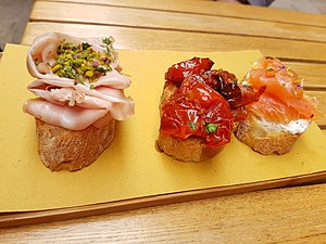 Cicchetti. Links: mit Mortadella Mitte: mit getrockneten Tomaten. Rechts: mit Räucherlachs.