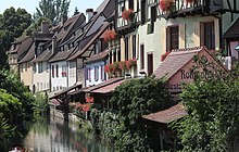 Maisons à colombages au bord d'une rivière.