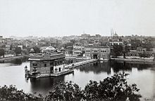 Gran palacio en medio del agua