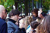 Keizer deelt handtekeningen uit na een optreden in Amstelveen (2008)