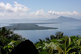 Het eiland Bunaken gezien vanaf het eiland Manado Tua.