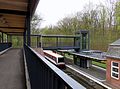 Bahnsteig nach Umbau mit „Gangway“ und Fahrstuhlbrücke