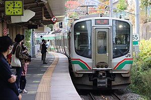 東北福祉大前駅に到着するE721系0番台 （2022年11月3日）