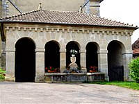 Lavoir au chevet de l'église.