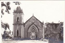 Die Kirche von Vemasse, 1970 während des Wiederaufbaus nach dem Zweiten Weltkrieg und 2016.