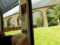 Le Bernina express sous le viaduc hélicoïdal de Brusio.