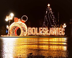 Praça principal de Bolesławiec à noite