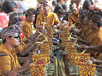 Patunjuakan gamelan Bali di Kuta.