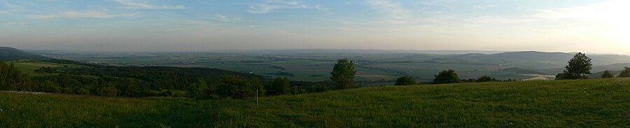 Panoramo de Supramoravia valego el Křížový vrch