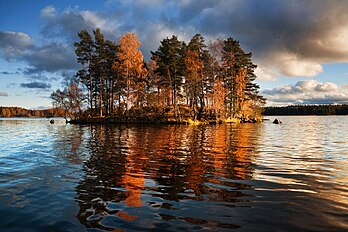 Le lac Vuoksa, sur l'Isthme de Carélie séparant la Russie de la Finlande. (définition réelle 3 888 × 2 592)