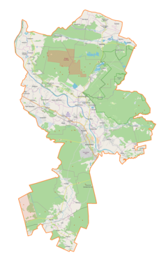 Mapa konturowa powiatu stalowowolskiego, w centrum znajduje się punkt z opisem „Podkarpackie Centrum Piłki Nożnej”