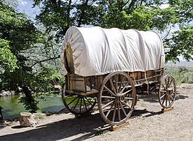 パイプスプリング国定公園の屋根付きワゴン