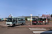 駅前を出発する市民バスと越後交通の路線バス車両（2020年4月）