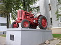 Trattore MTZ-2 (1954-1958) esposto vicino alla fabbrica di Minsk