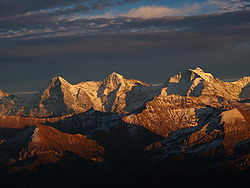 Eiger (3 970 m), Mönch (4 105 m) ja Jungfrau (4 166 m).