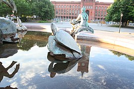 Complementing Turtle, Neptunbrunnen.