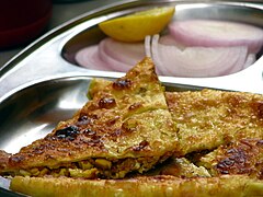 Panganan lelewa Bengali paratha disajekaké ing restoran Mumbai, India