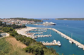 Pylos heute, rechts ein Teil der Insel Sfaktiria