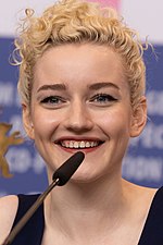 Julia Garner in 2020