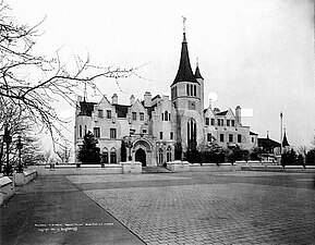 Façade principale en 1931, après les travaux de William Randolph Hearst.