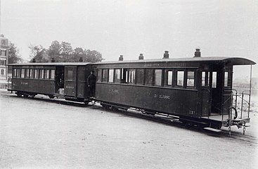 Voitures Decauville à bogies, une mixte de type BD (2e classe/fourgon) et une mixte de type AB (1re/2e classes).