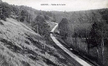 Voie en accotement dans la vallée de la Laize