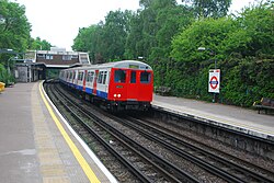 De District Line op weg naar Uxbridge.