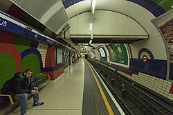 Het noordelijke perron van de Piccadilly Line