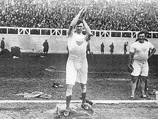 Doppelolympiasieger von 1908 im freien und im griechischen Stil Martin Sheridan, auch Goldmedaillengewinner im Diskuswurf von 1904 und von den Zwischenspielen 1906