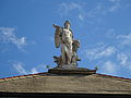 Statua sovrastante il pronao del teatro Carlo Felice, opera di Giuseppe Gaggini