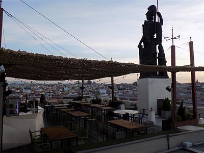 La terrasse sur le toit de l'édifice.