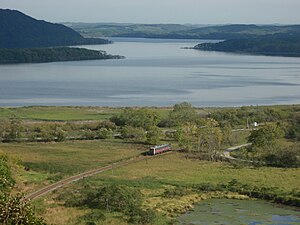 塘路湖を背景に釧網本線を走るキハ54形気動車 （2009年9月23日 塘路駅付近）