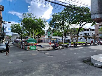 Praça do bairro Mangabinha, um dos mais populosos da cidade